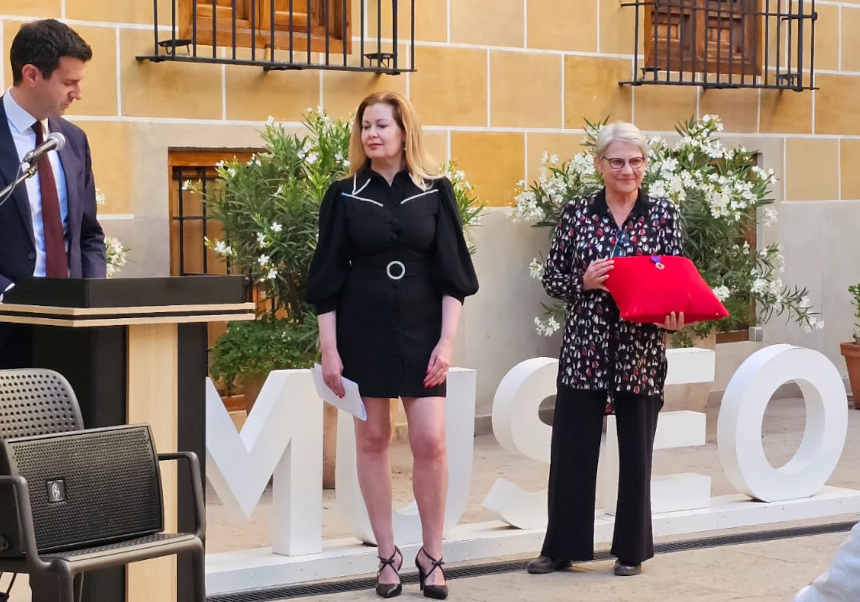 Adela Cortijo, en el centre de la imatge en el moment del lliurament.